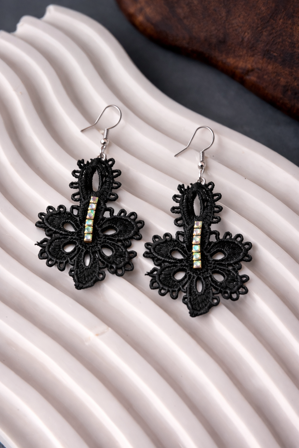 Дизайнерски дантелени обеци “BLACK ROSES”