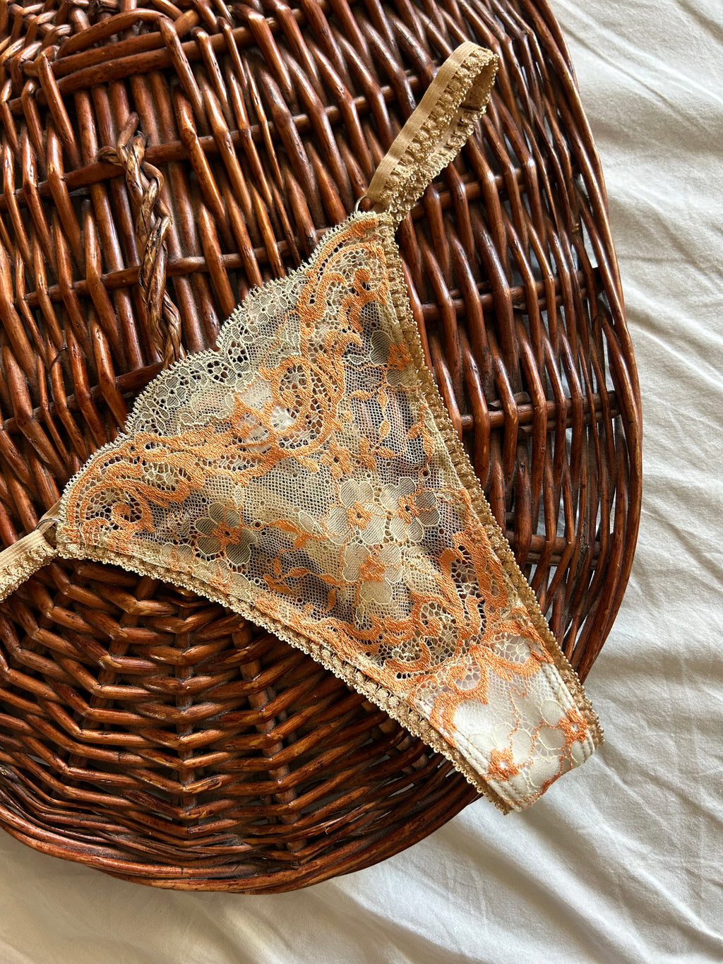 AMIRASS Solene thong – елегантно дамско бельо от дантела