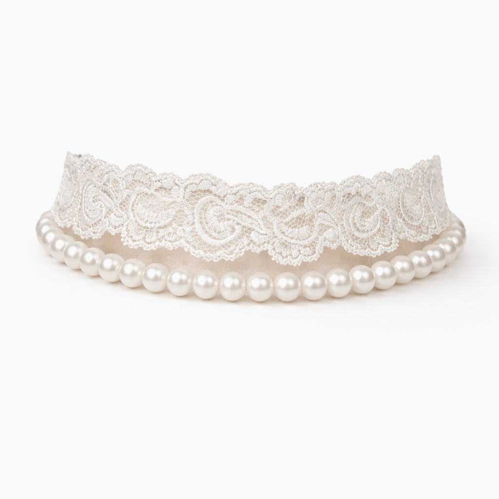 Дизайнерското дантелено колие „Adriana" е изящно ръчно изработено бижу