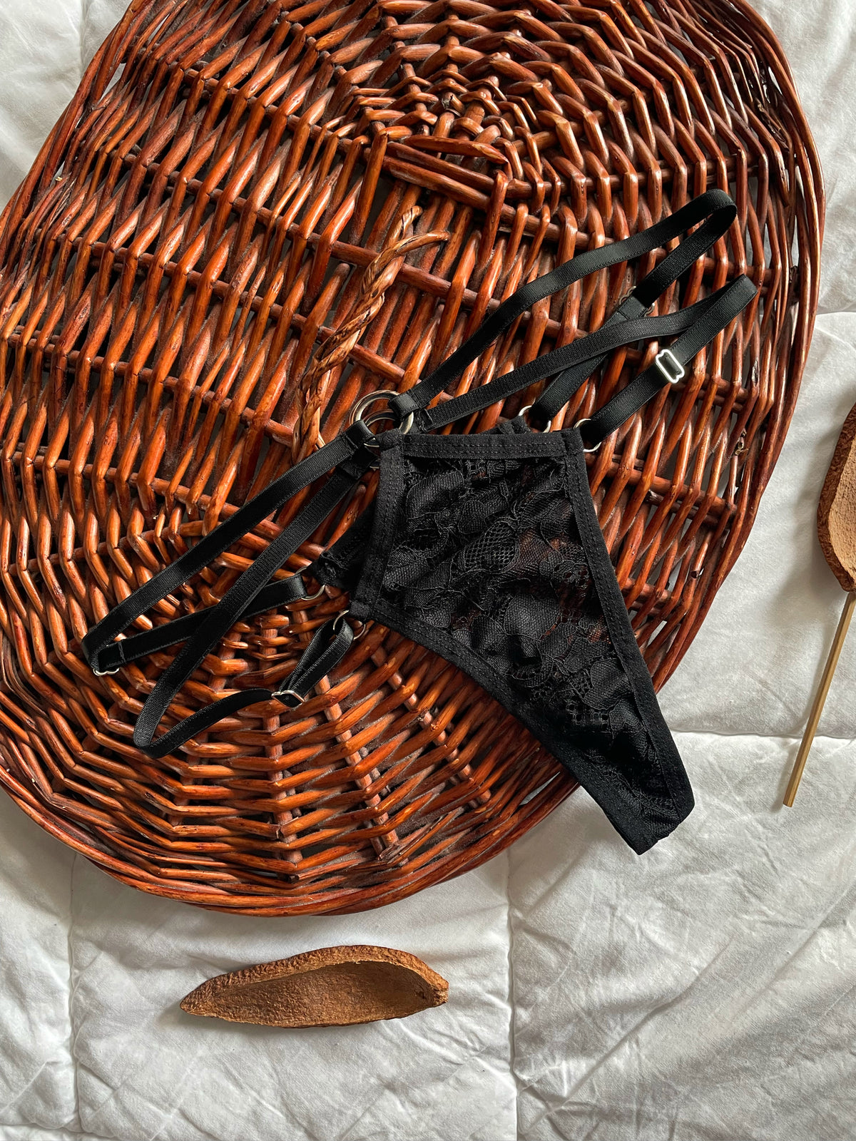 Дантелена регулируема прашка “Black Circle” Перфектен избор за жени, които търсят комбинация от изтънченост, секси визия и подчертан силует.