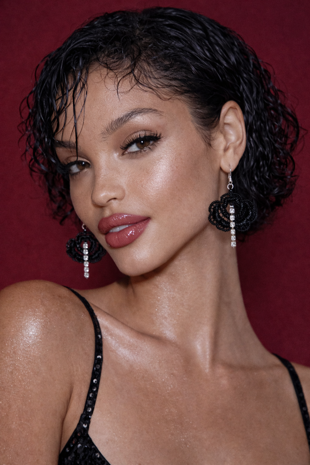 Дизайнерските дантелени обеци „SIMENA" са създадени за специалните моменти в живота – ръчно изработени в България от изискана бродирана дантела в черен цвят и ръчно шити камъни.