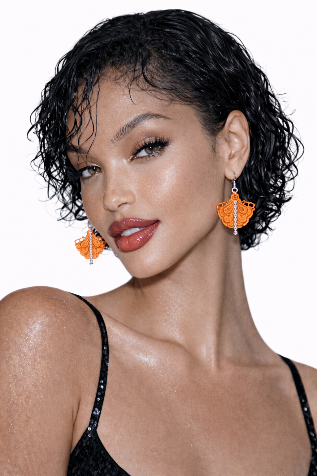 Дизайнерските дантелени обеци „Maliea Stone" са съвършеното съчетание на ръчна изработка и луксозен детайл – създадени в България